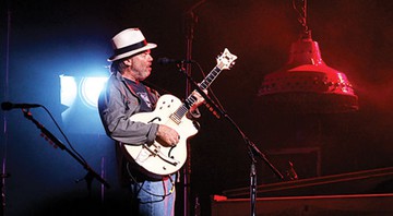 Neil Young preferiu ser acompanhado por sua guitarra - ED RODE