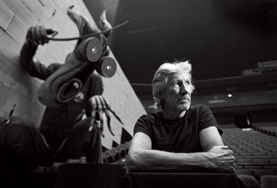 O boneco do "Professor" se avulta, e Roger Waters dá um tempo nos ensaios de The Wall, no Izod Center, em Nova Jersey (EUA) - FOTO DANNY CLINCH