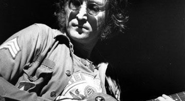John Lennon no show One to One, concerto beneficente em favor de crianças com problemas mentais, no Madison Square Garden, em Nova York, em 30 de agosto de 1972 - AP