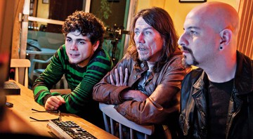 Lenine no estúdio com o filho Bruno (à esq.) e o guitarrista JR Tostoi. - Daniel Chiacos/Divulgação