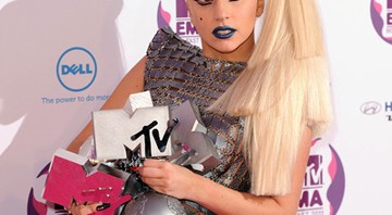 Lady Gaga com os prêmios que recebeu no EMA 2011 - Foto: AP