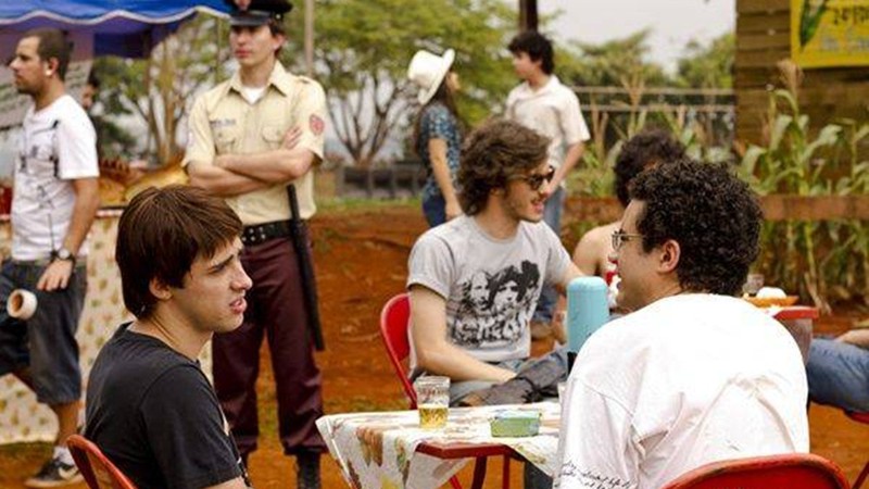 Os atores Conrado Godoy e Thiago Mendonça, durante as gravações do filme <i>Somos Tão Jovens</i> em Paulínia - Pedro Ribeiro