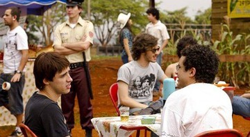 Os atores Conrado Godoy e Thiago Mendonça, durante as gravações do filme <i>Somos Tão Jovens</i> em Paulínia - Pedro Ribeiro