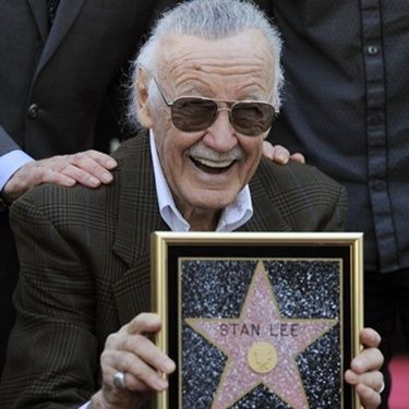 Stan Lee recebeu a estrela de número 2.428 na Calçada da Fama de Hollywood - AP