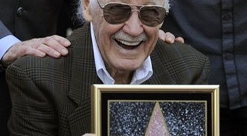 Stan Lee recebeu a estrela de número 2.428 na Calçada da Fama de Hollywood - AP