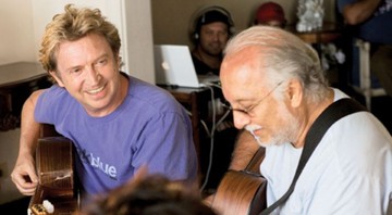 <b>BOSSA NO RIO</b> Andy Summers (à esq.) aprendeu alguns acordes com Roberto Menescal - BRUNO DESCAVES/DIVULGAÇÃO