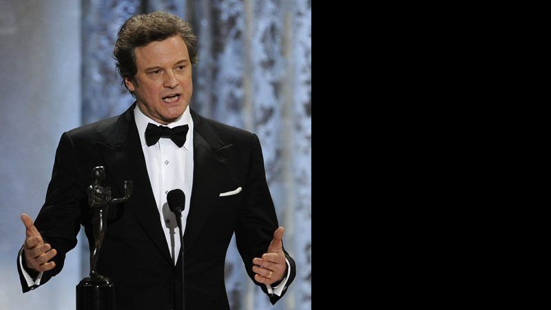 Colin Firth recebendo o prêmio de melhor ator no SAG Awards - AP