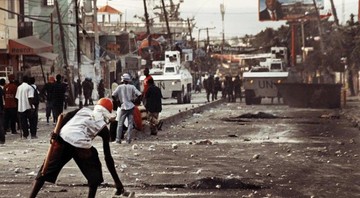 <b>MARCAS DO ÓDIO</b> Os protestos em Porto Príncipe, no Haiti, em dezembro de 2010, na época da eleição presidencial - STEFANIA MIZARA/CORBIS