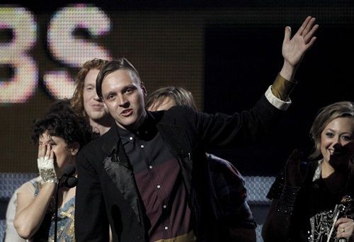Arcade Fire recebendo o maior prêmio da noite, o de álbum do ano - AP