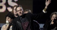 Arcade Fire recebendo o maior prêmio da noite, o de álbum do ano - AP