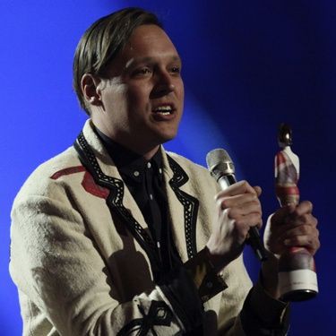 Win Butler, líder do Arcade Fire, sendo premiado na categoria melhor disco não-britânico no Brit Awards - AP