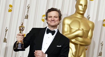 Colin Firth e sua estatueta de melhor ator, por <i>O Discurso do Rei</i>, no Oscar 2011 - AP
