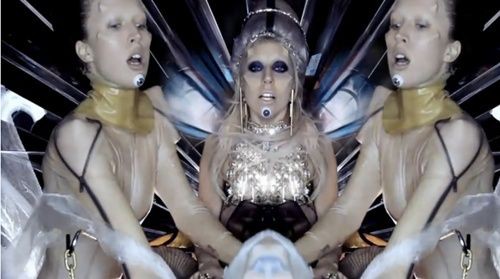 Raquel Zimmermann no clipe de "Born This Way", da Lady Gaga - Reprodução/vídeo