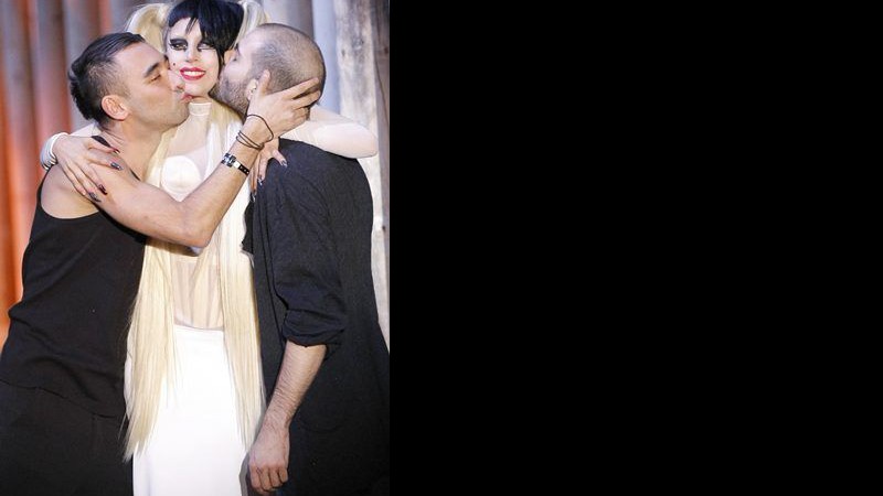 Nicola Fornichetti, diretor criativo da Thierry Mugler, e Sebastien Teigne, estilista da coleção, junto a Lady Gaga - AP