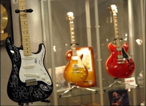 Algumas das guitarras de Eric Clapton que serão leiloadas - Reprodução