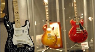 Algumas das guitarras de Eric Clapton que serão leiloadas - Reprodução