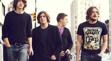 "Algumas das músicas são mais instantâneas, certamente um pouco mais na levada do pop do que o <i>Humbug</i>", diz Matt Helders sobre <i>Suck It and See</i>, disco que o Arctic Monkeys lança em junho - Reprodução/Site oficial