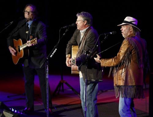 Neil Young, Stephen Stills e Richie Furay durante show no Bridge School Benefit em 2010 - AP
