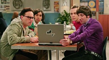 Leonard (Johnny Galecki, esq, frente), Raj (Kunal Nayyar, esq, fundo), Sheldon (Jim Parsons, dir, fundo) e Howard (Simon Helberg, dir, frente): os protagonistas em cena de <i>The Big Bang Theory</i> - Reprodução