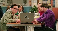 Leonard (Johnny Galecki, esq, frente), Raj (Kunal Nayyar, esq, fundo), Sheldon (Jim Parsons, dir, fundo) e Howard (Simon Helberg, dir, frente): os protagonistas em cena de <i>The Big Bang Theory</i> - Reprodução