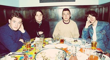 <b>PAGUE PARA VER</b> O Arctic Monkeys, do baterista Matt Helders (de blusa clara)