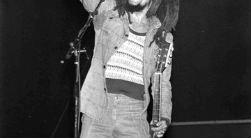 Bob Marley se apresenta para um público de 40.000 pessoas durante um festival de reggae que aconteceu em julho de 1980 em Paris, na França. - AP