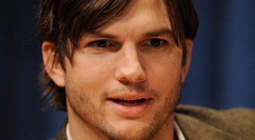 Ashton Kutcher deverá entrar para o elenco de <i>Two and a Half Men</i>, substituindo Charlie Sheen - AP