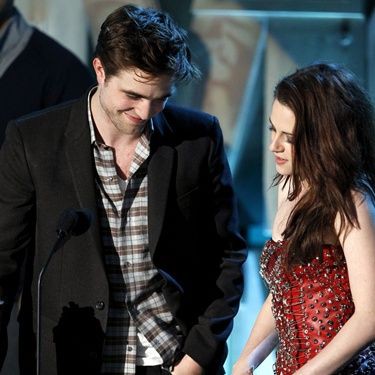 Robert Pattinson e Kristen Stewart, recebendo um dos muitos prêmios faturados por <i>Eclipse</i> ao longo da noite - AP