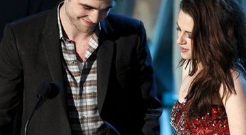 Robert Pattinson e Kristen Stewart, recebendo um dos muitos prêmios faturados por <i>Eclipse</i> ao longo da noite - AP