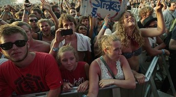 O público durante o show do Strokes, no último domingo, 12, no Bonnaroo - AP