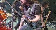 Andreas Kisser no palco com o BiG 4, ao lado do baixista do Metallica, Robert Trujillo (dir.) - Divulgação