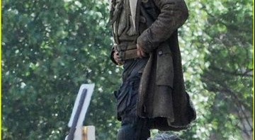 Bane (Tom Hardy) no set de <i>The Dark Knight Rises</i> - Reprodução/Just Jared