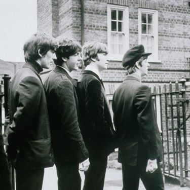 Meio sem querer, os Beatles plantaram a pedra fundamental do ""filme de rock"", um exemplo que seria seguido por décadas e décadas. Em uma mistura de ficção com elementos de realidade, a banda levou às telas um pouco do seu dia-a-dia caótico.  - Reprodução