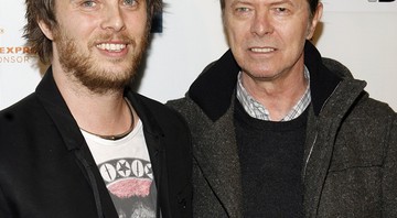 Ao lado do filho, o cineasta Duncan Jones, em 2009. O pai acompanhou Duncan na première do filme <i>Moon</i>, no Festival de Tribeca.

 - AP