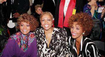 Ao lado da prima, Dionne Warwick (à esquerda), e da mãe, a cantora gospel Cissy Houston (ao centro), depois do American Music Awards, em Los Angeles, em 1987

 - AP