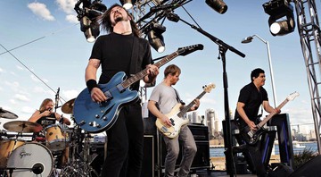 <b>PESO ANALÓGICO </b> O Foo Fighters – (da esq. para a dir.) Taylor Hawkins, Dave Grohl, Nate Mendel e Pat Smear – apresenta Wasting Light em Sidney (Austrália), em 2011 - NEWSPIX/REX FEATURES/GLOWIMAGES