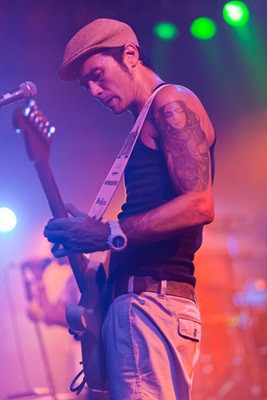 A banda, como de costume, se apoiou nos riffs de guitarra característicos de Lúcio Maia (foto) em canções como "Manguetown" e "Rios, Pontes & Overdrives" - Fernando Morra