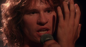 <b>Jim Morrison
<br>
<i>The Doors</i> (1991)</b>
<br>
O líder do Doors chegou às telas vivido por Val Kilmer (foto), com direção de Oliver Stone, e, quase 30 anos depois do fim da banda, ajudou a fortalecer o legado do músico.
 - Divulgação