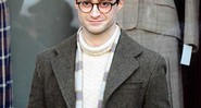 Daniel Radcliffe abandonou o papel de Harry Potter, mas voltou a usar óculos em <i>Kill Your Darlings</i> - Reprodução