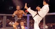<b>O COMEÇO DE TUDO</b> Royce Gracie (à dir.), em ação em uma das primeiras edições do Ultimate Fighting Championship, em 1993 - MARKUS BOESCH/GETTYIMAGES