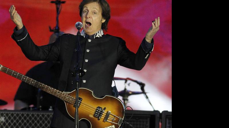 Paul McCartney se apresentando no jubileu de diamante da rainha Elizabeth II, na Inglaterra - AP