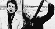 Paul e Linda fazem graça durante viagem pelo Rio Tâmisa, em Londres, na promoção do álbum <i>London Town</i> (1978) - AP