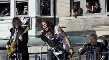 O Aerosmith se apresenta em frente ao prédio onde a banda morou, em Boston, há mais de 40 anos - AP