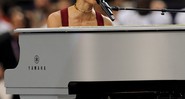 Alicia Keys se emocionou ao cantar o hino nacional dos Estados Unidos antes da final do campeonato de futebol americano - AP