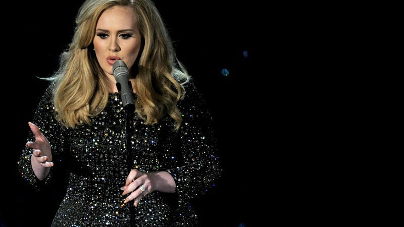 Adele canta "Skyfall", faixa de <i>007: Operação Skyfall</i> no Oscar. A música ganharia, mais tarde, na categoria Melhor Canção Original - AP