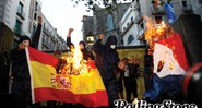 <b>NO LIMITE</b> Separatistas queimam a bandeira da espanha na Diada (dia nacional da Catalunha) em Barcelona, em 11 de setembro de 2008