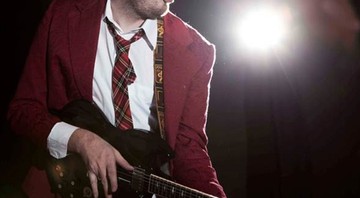 Danilo Gentili se transformou em Angus Young para a exposição <i>We Love Rock and Roll</i> - Divulgação