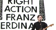 O fundo do palco dizia Right Action Franz Ferdinand - Carolina Vianna