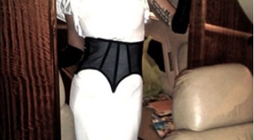 Lady Gaga usa vestido Ives Saint Laurent, espartilho Ryan Jordan e luvas Mugler. - Reprodução/AmenFashion Tumblr