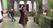 Martin Freeman acena no set de filmagem da trilogia <i>O Hobbit</i>. - Reprodução / Facebook